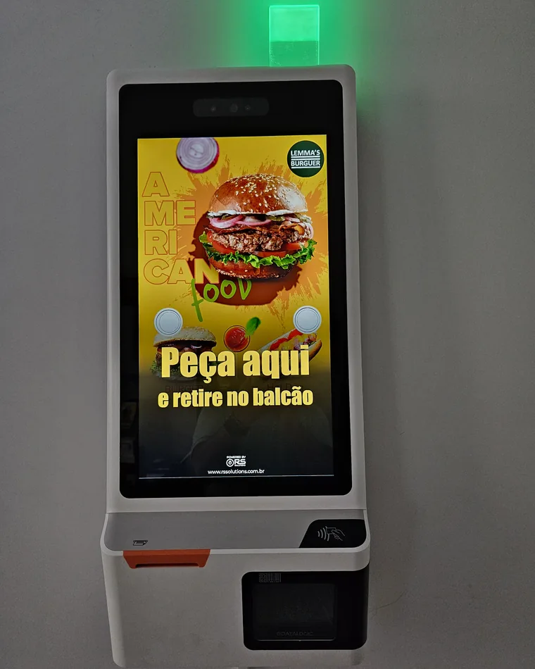 Totem de autoatendimento de pedestal em restaurante