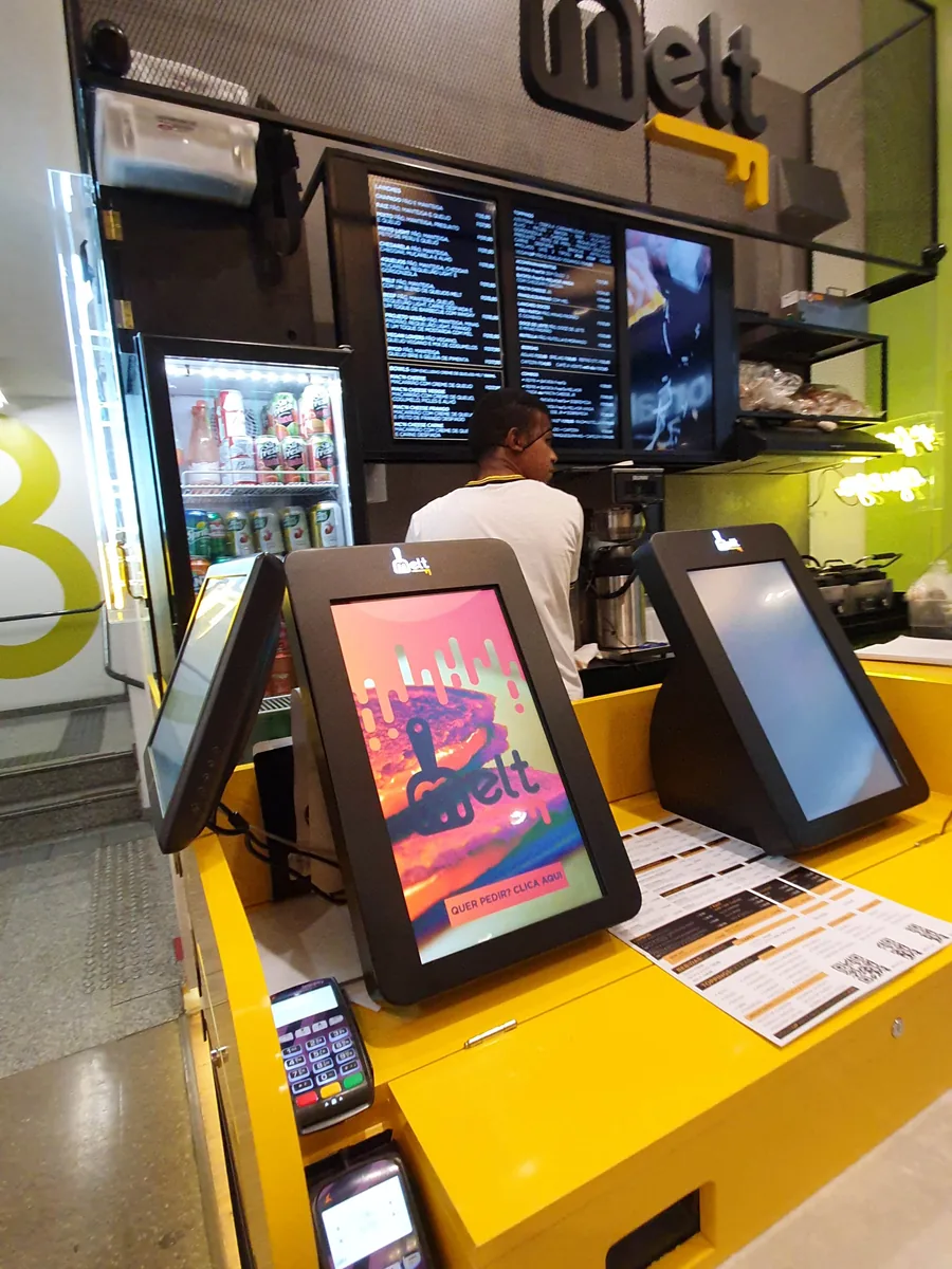Operação de comida pronta com autoatendimento
