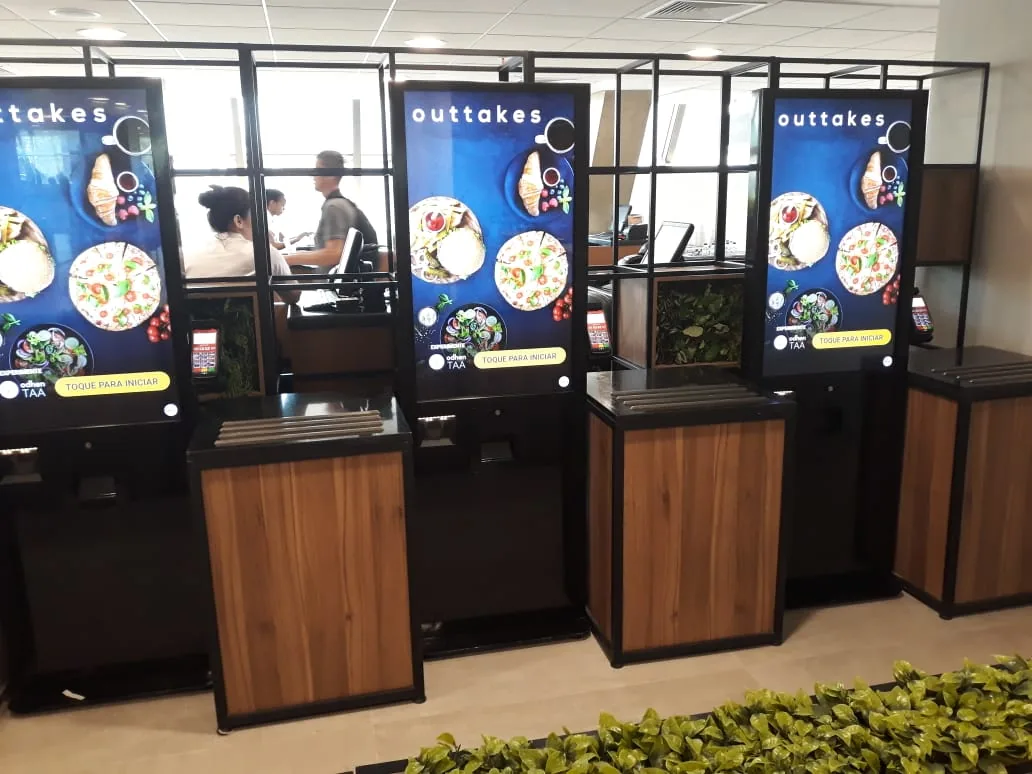Operação de autoatendimento em restaurante corporativo