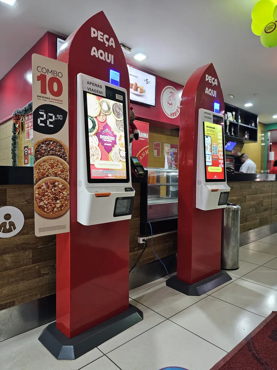 Cliente usando autoatendimento em loja de alimentação